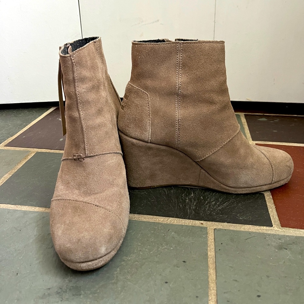 Tom’s Suede Wedges